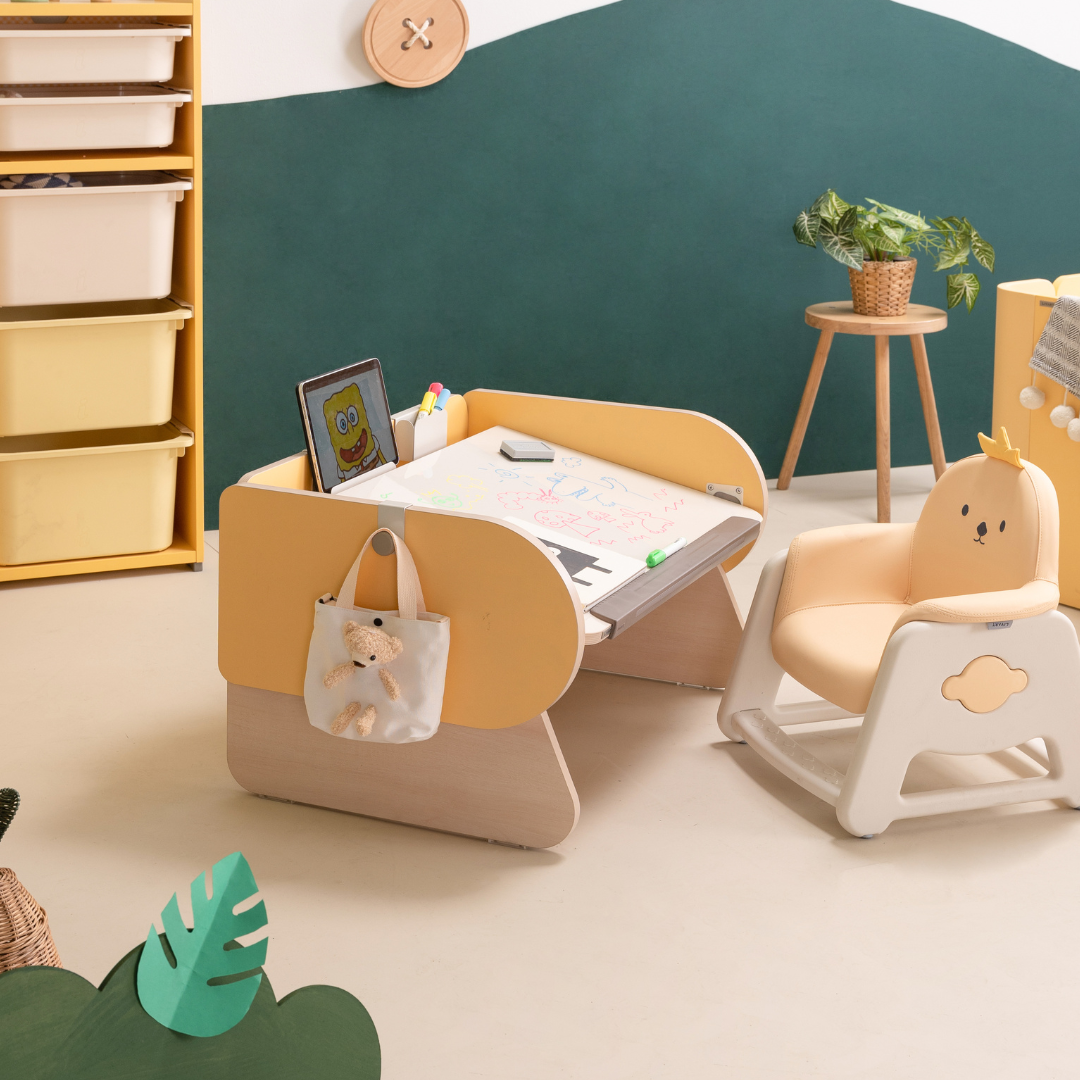 Moli Kids Desk & DDOU-DDOU Chair Set